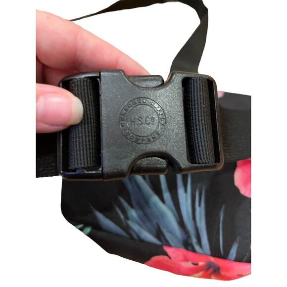 Herschel Hip / Fanny Pack Pineapple & Hibiscus Print Adjustable Straps Hawaii - Picture 3 of 7